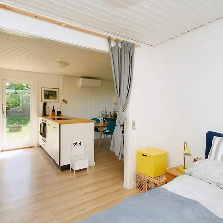 6 Person In Skibby-by Traum *