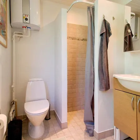 6 Person In Skibby-by Traum