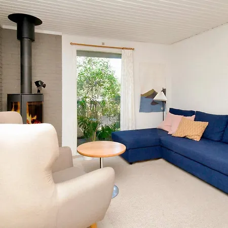 6 Person In Skibby-by Traum