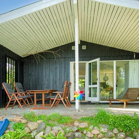 6 Person In Skibby-by Traum